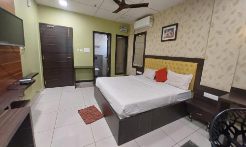 Hotel Goroomgo Royal Crown